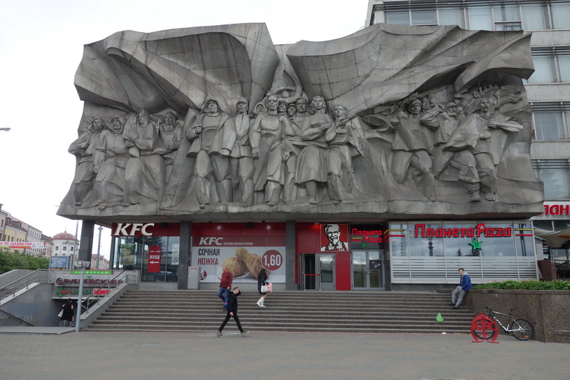 Sovjetiskt monument ovanpå en KFC-restaurang i centrala Minsk.