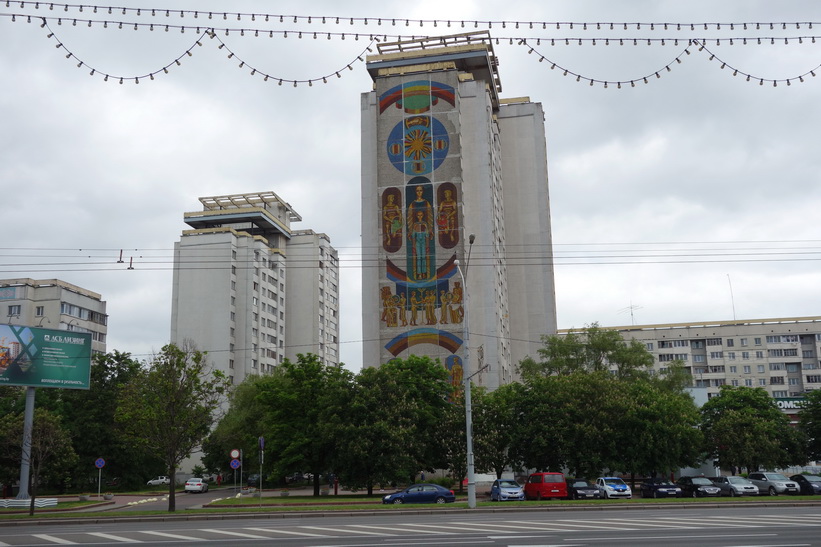 Hyreshus med vacker fasadmålning vid National Library of Belarus, Minsk.