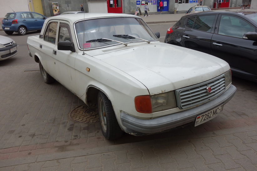 Bil av märket GAZ vid Yakub Kolas Square, Minsk.