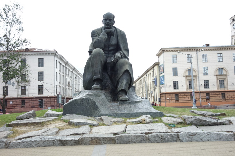 Monument till minne av poeten Yakub Kolas, Yakub Kolas Square, Minsk.