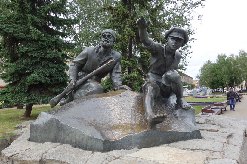 Figurer ur Yakob Kolas dikter, Yakub Kolas Square, Minsk.