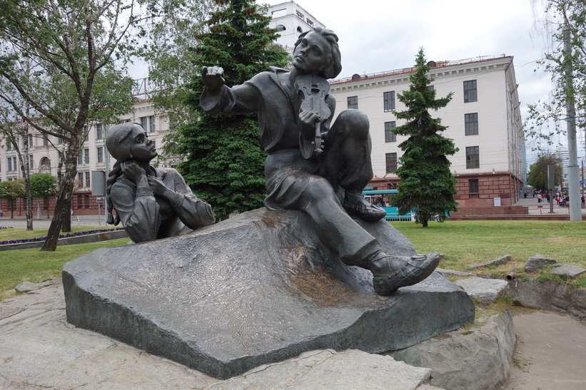 Figurer ur Yakob Kolas dikter, Yakub Kolas Square, Minsk.